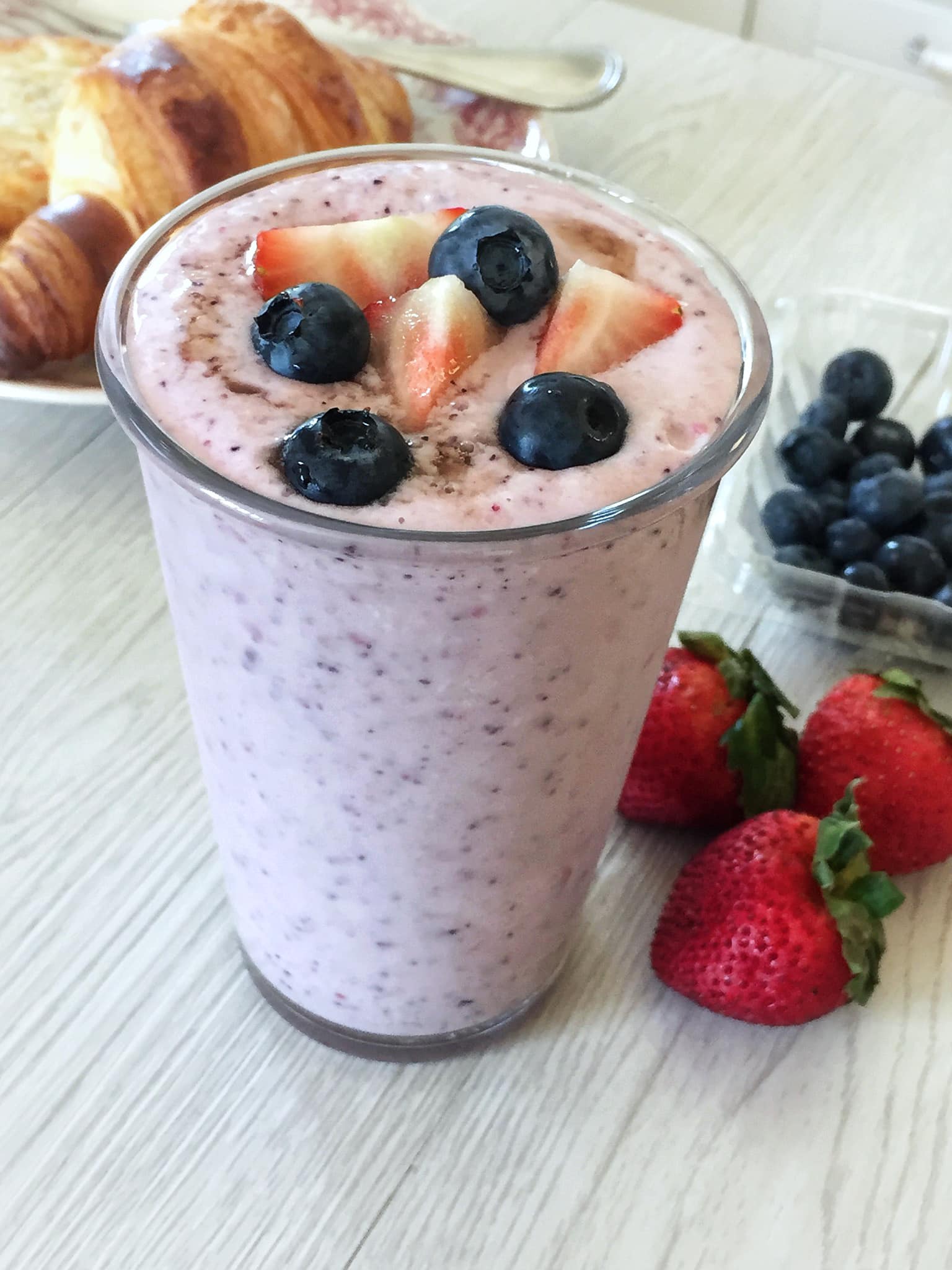 Berry Smoothie with Oatmeal 